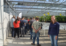 In de kas bij Lemmen Aardbeien een tweetal proeven van Koppert Biological Systems. De proeven, waarvan de ene met biostimulanten en de andere met roofmijten, trokken trokken veel bekijks. Op de foto hier op de voorgrond Lisa Broekhuizen.